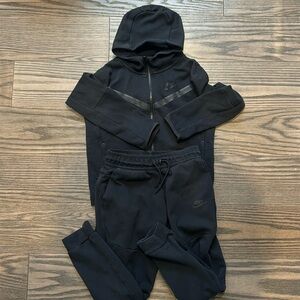 COPY - Youth NIKE tech outfit size large